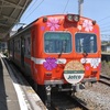製紙の街の小さな電車