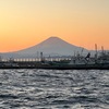 初富士を詠んだ短歌　　一昨日，昨日と，きれいな夕焼けを見ることができました．由比ヶ浜で見た，まさに焼けているような空はとりわけ印象的でした．昨日の江ノ島弁天橋からの夕焼けは，富士の眺望とともに楽しむことができました．　はつ春の真すみの空にましろなる曙の富士を仰ぎけるかも　佐佐木信綱　　 天地（あまつち）の春の初めを統べて立つ富士の高嶺と思ひけるかな　与謝野晶子　　世の悩み知らでのぼりし初富士の十六の日のわれをこそ思へ　吉井勇