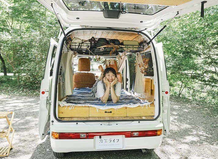 軽バンが“動くログハウス”に！ 好きを詰め込んだ車内空間の作り方