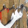 中国五山崋山断崖絶壁桟道の雪掻きをする世界一危険な命知らずの男たち…