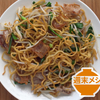 生麺を蒸して茹でて焼いてから炒めると、焼きそばの食感がすごいことに【ツジメシの週末メシ】