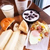 今日の朝食ワンプレート、パン盛り合わせ、目玉焼き野菜炒め、ブルーベリーヨーグルト、紅茶