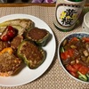 パプリカとピーマンの肉詰め、茗荷のポン酢漬けとトマトと胡瓜のサラダ、福島の桃、黄桜