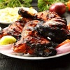 タンドリーチキン／タンドリー・ムルグ　tandoori chicken ／Tandoori murgh　（インドの肉料理4）　ヨーグルトに漬け込んだ鶏肉にタンドリー・マサラ，ナツメグ，クミンで味付けし，串に刺して焼いたもの．伝統的には円筒形の土製のオーブン「タンドール」で焼かれます．歴史は意外と新しく，広まったのは1940年代後半．着色料を使わないレシピでは，完成した鶏肉は，オレンジがかった黄色の色合い ．カリッとした表面とその下にはジューシーで風味豊かなスモーク風味の肉が特徴．