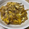  【レシピ付き】十六穀米で食べるヘルシーな豚肉と玉ねぎの卵とじ丼ときのこの味噌汁