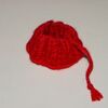 棒針で編んだリカちゃんの赤色の二目ゴム編みの帽子