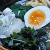 4月3日（日）昼食の温かいそばと、夕食の肉野菜炒め。