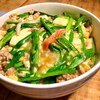 振り返ってみると、やっぱり丼もんが多いな☆豚ひき肉と豆腐のニラ卵丼♬