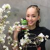 安室奈美恵、「まりもっこり」とのツーショットが可愛すぎると話題に。