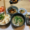 納豆卵かけごはん。鶏とカボチャ煮。鮭カマ塩焼き缶。野菜味噌汁