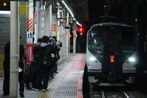 【謹賀新年】令和７年１月１日　千葉駅終夜運転の様子（発車標中心でスマン）。E257系臨時特急・209系臨時快速