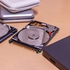 2.5インチのハードディスクが山のようにある。