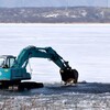 大沼で氷割り