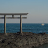 冬の空と海と鳥居