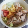 ある日の会社でご飯・・・鶏肉と卵入りのごちそうサラダ。