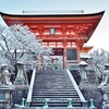 雪の清水寺の光景、青空と白銀の世界。