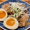 鶏肉と卵をタレにつけたもの