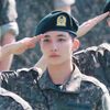 SEVENTEEN「ジョンハン 」基礎訓練修了式に出席…凛々しい軍服姿で敬礼！