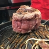 【ジンギスカンの肉の塊がめちゃ柔らけえ〜】新宿西口「だるまや」ショータイムで炭火焼おすすめ生ラムメニューを爆食！