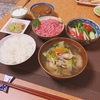 ネギトロ納豆とチキンカレーに、野菜たっぷりのちゃんこ汁で朝ご飯。