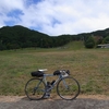 荷物を背負うこと、自転車に下げること