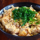 【メシ通のリモートめし】ツナ缶×卵「ツナたま丼」は5分でできる“ベストオブまかない”です【ヤスナリオ】