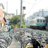 琴電太田駅の自転車置き場から長尾線1300形1307編成を撮影