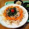 野菜と焼売の冷やしたれかけ大葉のせ