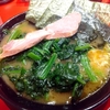横浜「山崎家」でほうれん草増しラーメンライス。意外と醤油強めのスープに細めの麺、しゃきしゃきほうれん草が良い感じです！   