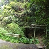 道路わきにひっそりと祀られる神社　福岡県北九州市小倉南区大字新道寺