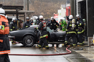 上越市春日山町3の住宅で車両火災　車庫の中の乗用車から炎