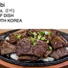 カルビ　　韓国で人気の焼き肉料理，牛カルビのグリルを指します． カルビは，醤油，砂糖，米酒，ごま油，にんにくを混ぜ合わせた甘いタレに漬け込みます． 料理名は「肋骨」を意味しますが，鶏肉や豚肉が使われることもあります．この料理は18世紀の韓国で生まれました．肉のカット方法が異なるロサンゼルスカルビは，アメリカの韓国人社会で生まれたとされていますが，韓国でも人気です．カルビより歴史は古いとされているトッカルビは，牛のカルビの挽肉を使った韓国料理です．