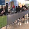 BTS、米国LAに到着…空港に100人以上ファン集まるも安全上の問題で他の出口から去る