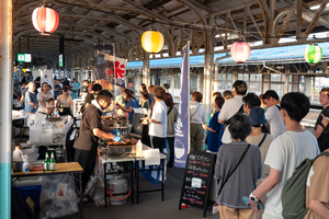 電車を眺めながら乾杯！　7月9〜11日直江津駅ホームがビアガーデンに