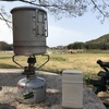 キャンプの朝、湯気と一緒に目覚めるコーヒー