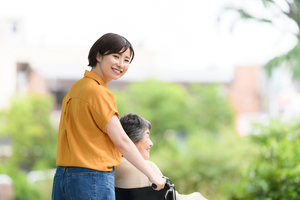 遠方に住む親の通院付き添いはヘルパーに頼める？利用条件や頼める内容を教えてください。