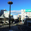 高崎駅前散歩　今朝は１２℃・快晴の空・モミジバフウ・山茶花