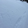 雪の上の文字。