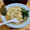 【今週のラーメン５６５１】ラーメン 関口（東京・東小金井）ネギラーメン　〜背脂少なめでマイルドな塩気！ゴクゴク飲み干せるパンチ系豚骨醤油！