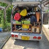 剪定や草刈道具ののった軽バンと軽トラックを