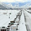 【Today's English】Hundreds of drivers stuck by heavy snow on Niigata freeway 