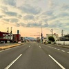 朝焼けの空と繁華街