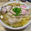 【今週のラーメン４６４０】 くじら食堂bazar 三鷹店 （東京・ＪＲ三鷹） 支那そば チャーシュー 大盛［塩煮干し］　〜グイグイ惹きつける塩気と肉迫力！淡麗さとガッツリ感が織りなす塩煮干し！