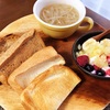 今日の朝食ワンプレート、トースト、もやしと玉ねぎのコンソメスープ、バナナミックスベリーヨーグルト