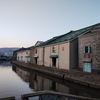 日中の小樽運河とノスタルジックな街並み
