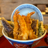 【渋谷ランチ】『丸壱富士 渋谷道玄坂』で豪快“はみだし天丼”を実食！味もボリュームも大満足