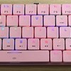 HUO JIの薄型メカニカルキーボードCQ009は、5千円切る価格で有線/BTハイブリッドで、キーの配置もいい感じ！