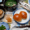 朝食：ロールパンと土鍋レンジチンスープ