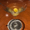 ホテルのバーでマティーニを