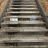 地下鉄の階段、“片側だけ濡れている理由”が話題に　「これは面白い」と大絶賛